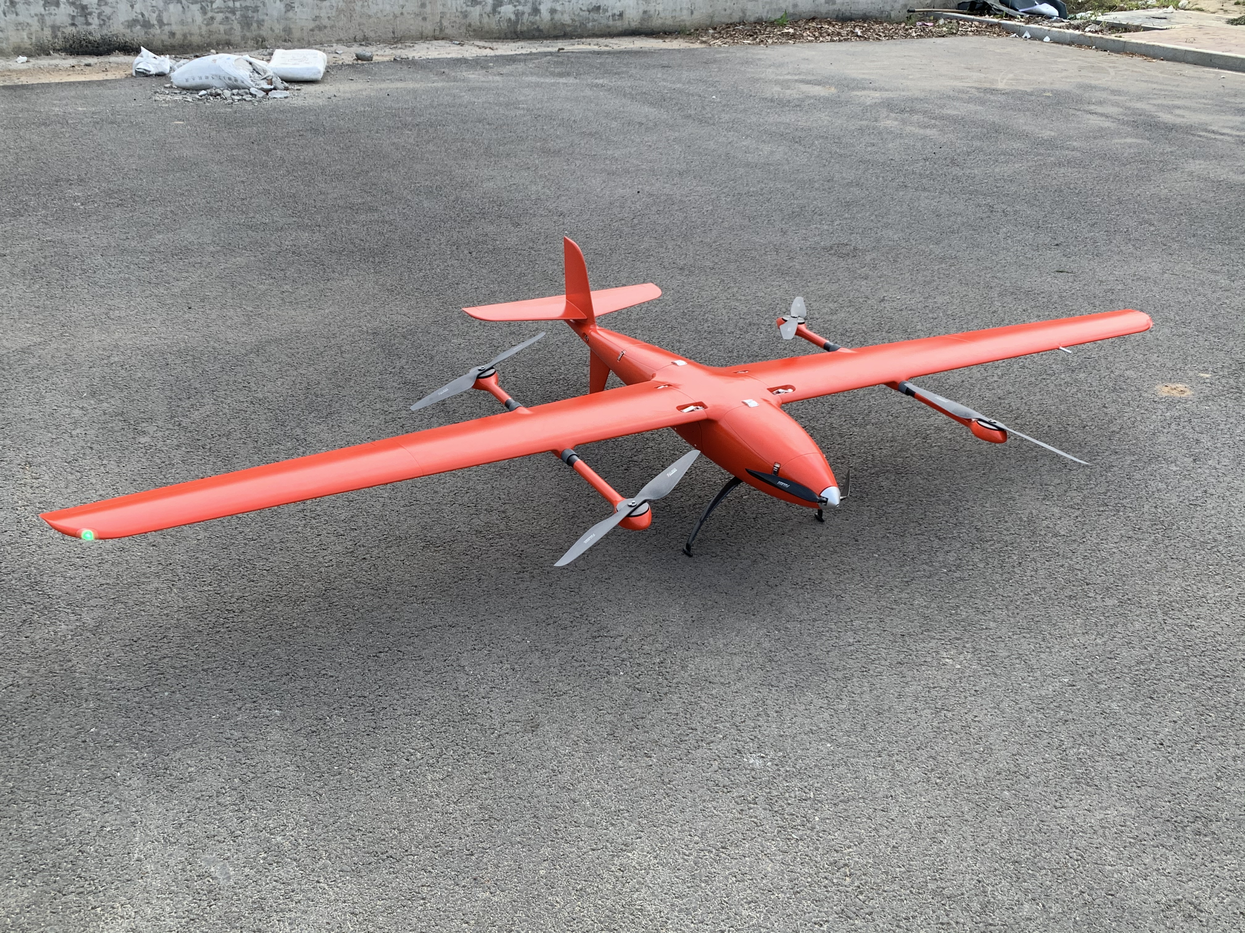 大飛機(jī)航攝(左)<a href='http://www.kzipr.cn/typearticle/330-1.html' target='_blank' title='無(wú)人機(jī)航攝'><strong>無(wú)人機(jī)航攝</strong></a>(右)